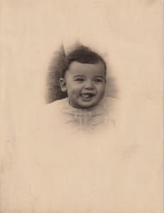 Retrato de rosto de Jorio Dauster, ainda bebê recém-nascido.